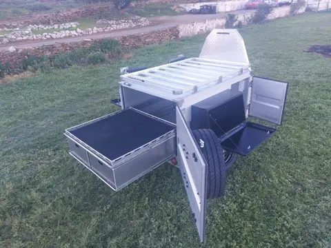 Alu-X Camper: Rear drawers with the rubber mat on the deck