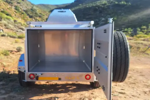 Alu-X Camper: Rear swing-open door