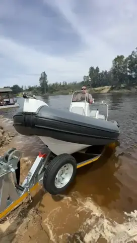Boat trailers: Driving a Falcon 520 onto its trailer