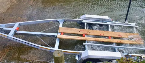Boat trailers: Trailer in water