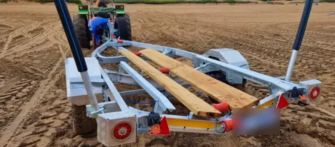 Boat trailers: Trailer launching sand