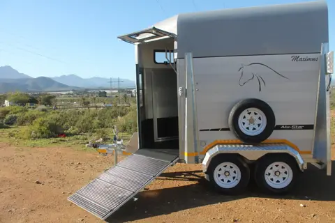 Maximus 2 Berth Horsebox: Optional front ramp, for walk-through unloading
