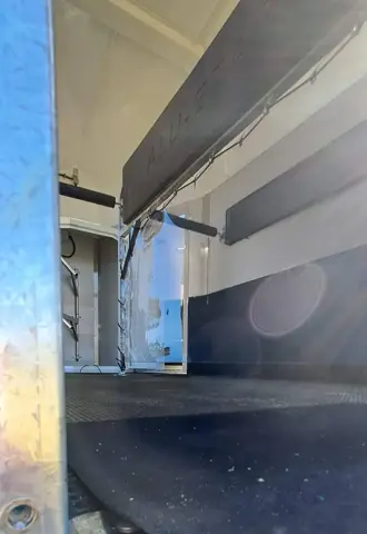 Maximus 2 Berth Horsebox: Chest bar and sliding front window