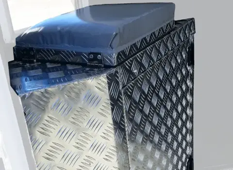 Groom seat
