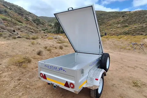 Alu-X Utility: 5ft from the back, lid open